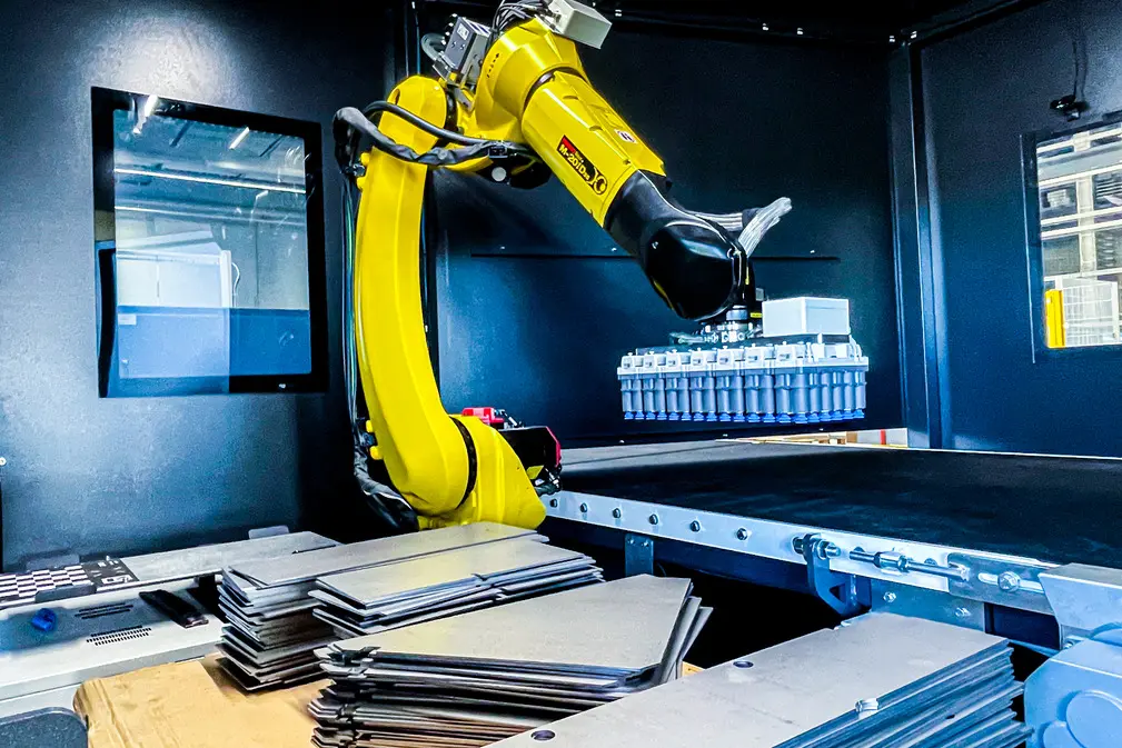 La manipulation de la plaque de métal d'IA double ses performances